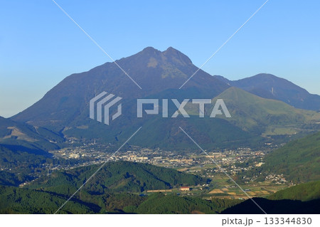 【大分県】快晴の由布岳と由布院温泉街 133344830