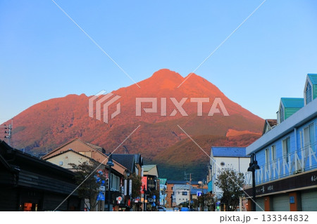 【大分県】夕日を浴びる由布岳と由布院駅前 133344832