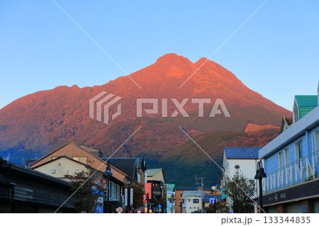 【大分県】夕日を浴びる由布岳と由布院駅前 133344835