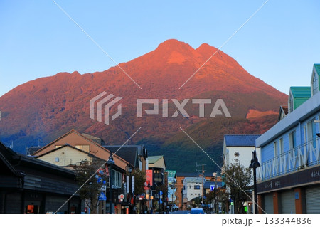 【大分県】夕日を浴びる由布岳と由布院駅前 【大分県】夕日を浴びる由布岳と由布院駅前 133344836