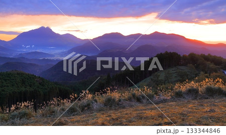 【大分県】朝焼けの由布岳 【大分県】朝焼けの由布岳 133344846