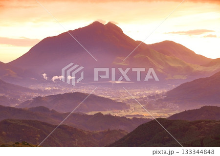 【大分県】朝焼けの由布岳 【大分県】朝焼けの由布岳 133344848