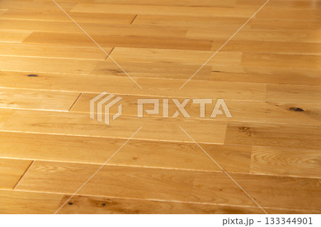 リビングの無垢板フローリング　床材 133344901
