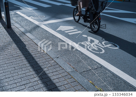 自転車ナビマークを通行する利用者 自転車ナビマークを通行する利用者 133346034