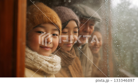 クリスマスに祖父母と孫が覗き込む 133346897