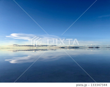 《ボリビア》ウユニ塩湖、静寂な朝 《ボリビア》ウユニ塩湖、静寂な朝 133347344