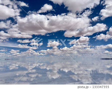 《ボリビア》ウユニ塩湖の鏡面世界 133347355