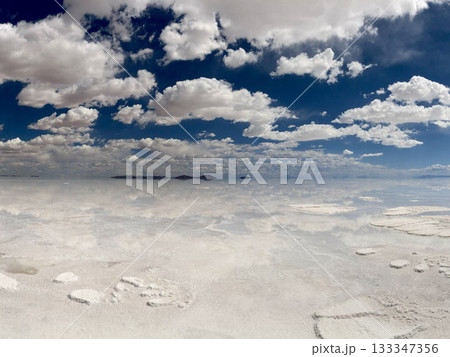 《ボリビア》ウユニ塩湖の鏡面世界 133347356