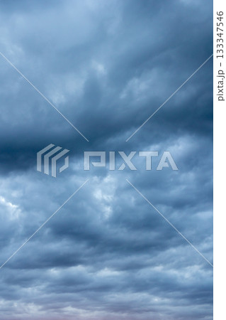 嵐の前触れのような暗雲_縦 嵐の前触れのような暗雲_縦 133347546
