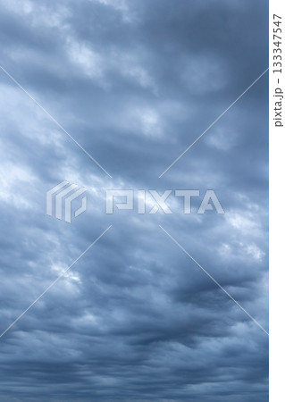 空を覆い尽くす不穏な雲_縦 133347547