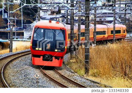 新宿駅から日光路を駆け抜け鬼怒川温泉へ… 直通特急253系 電車 133348330