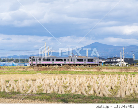 【田沢湖線】秋の田園地帯を走行する普通列車 133348403