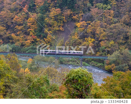 【田沢湖線】紅葉する渓谷を通過する普通列車 133348428
