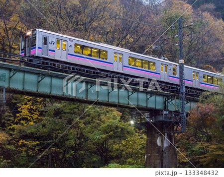 【田沢湖線】紅葉する渓谷を通過する普通列車 【田沢湖線】紅葉する渓谷を通過する普通列車 133348432
