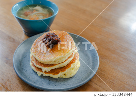 あんこをのせたパンケーキとスープの家庭的な朝食 あんこをのせたパンケーキとスープの家庭的な朝食 133348444