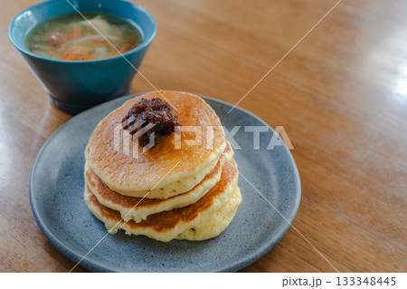 あんこをのせたパンケーキとスープの家庭的な朝食 133348445
