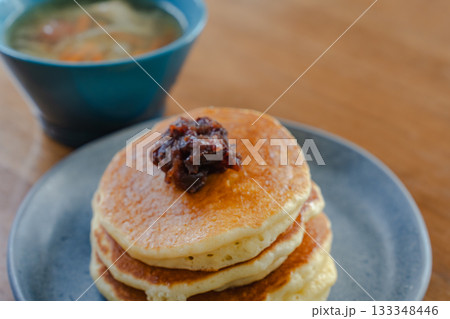あんこをのせたパンケーキとスープの家庭的な朝食 133348446