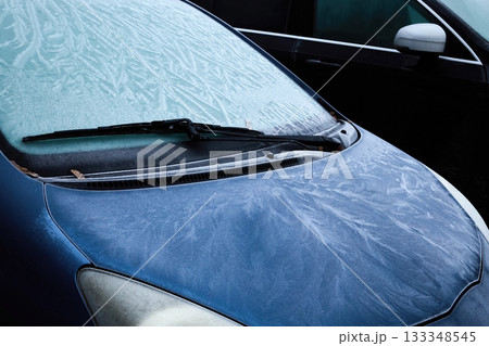 Frosted Car. Close-up of a car covered in frost, showcasing intricate ice patterns 133348545