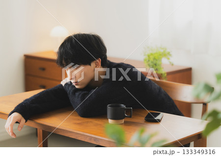 部屋でくつろぐ若い男性 133349316