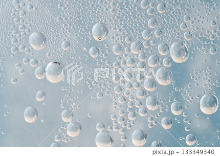 水滴が無数に浮かぶ抽象的なクローズアップ写真 133349340