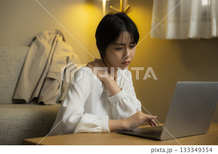 夜リビングでパソコンを見る若い女性  133349354