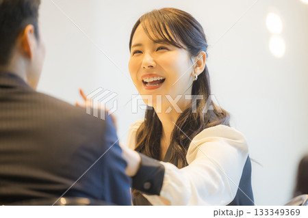 ホテルのレストランのカップル 133349369