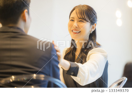 ホテルのレストランのカップル ホテルのレストランのカップル 133349370