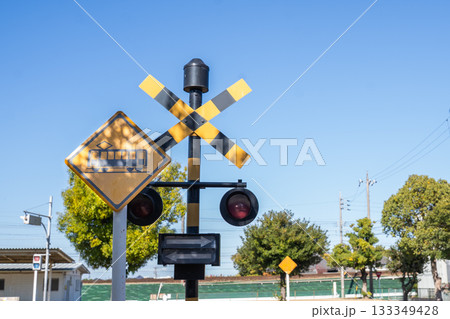 青空と踏切と電車の標識 133349428