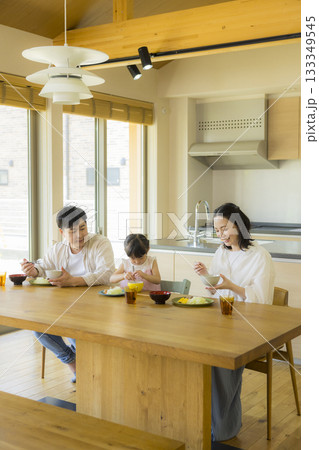 食卓の楽しそうな家族 133349545