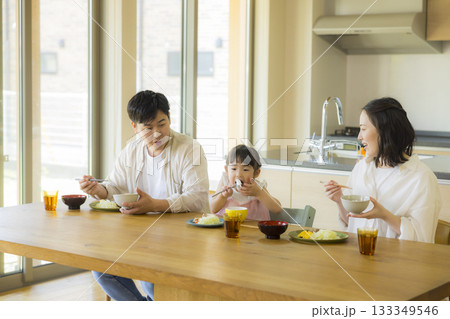 食卓の楽しそうな家族 133349546