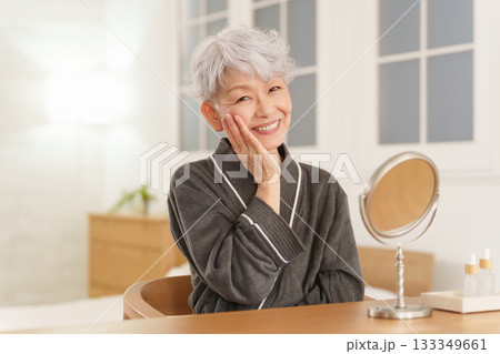 シニア女性のスキンケア（夜・美容） 133349661