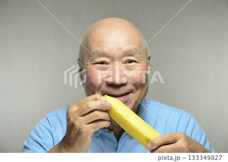 完熟バナナを笑顔で食べる老人 完熟バナナを笑顔で食べる老人 133349827