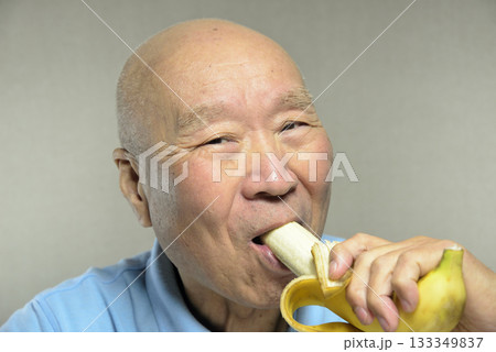 完熟バナナを笑顔で食べる老人 完熟バナナを笑顔で食べる老人 133349837