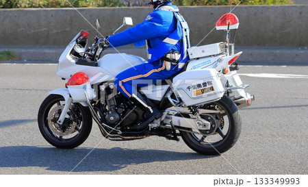 パトロール中の白バイ パトロール中の白バイ 133349993