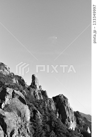 岩と月 133349997
