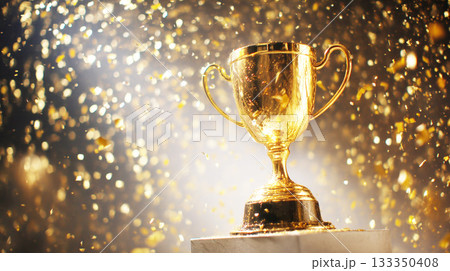 ゴールドトロフィーと紙吹雪の勝利と成功イメージ 133350408