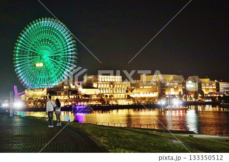 みなとみらいの夜景とカップル みなとみらいの夜景とカップル 133350512