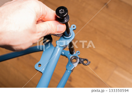 Installing Thru-Axle into Rear Triangle 133350594