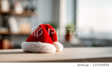テーブルに置かれたサンタ帽子と冬の光 133350958