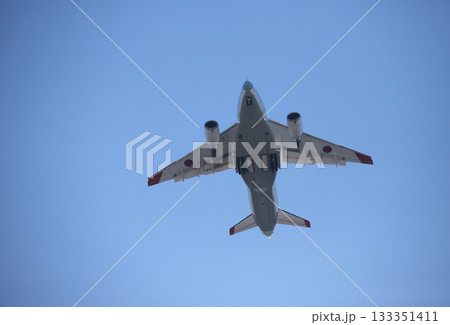 日本の空を飛んでいる自衛隊の輸送機の姿 133351411