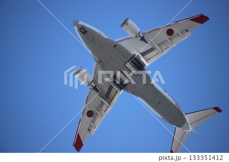 日本の空を飛んでいる自衛隊の輸送機の姿 133351412