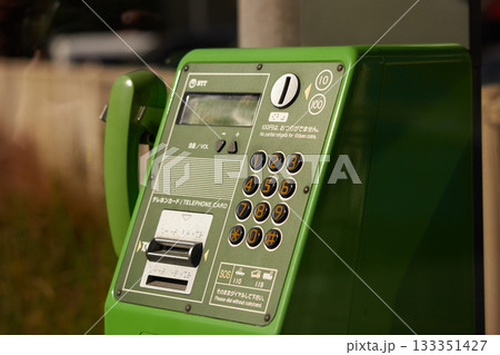 日本の街の公衆電話の様子 日本の街の公衆電話の様子 133351427