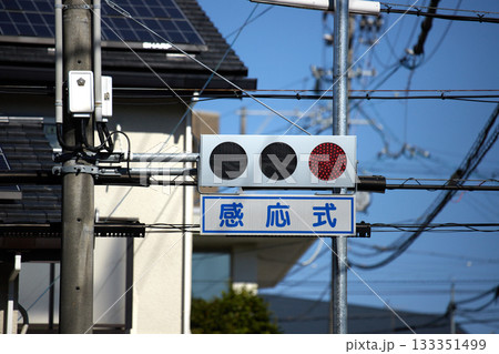 名古屋の街の感応式信号機の様子 133351499