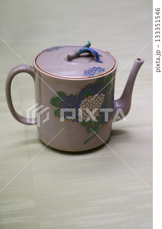 9479　色絵牡丹紫陽花文水注 133351546