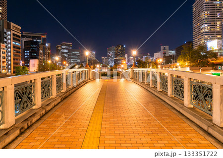 《大阪府》中之島公園の夜景・大阪の中心街 《大阪府》中之島公園の夜景・大阪の中心街 133351722
