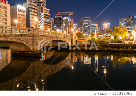 《大阪府》中之島公園の夜景・大阪の中心街 133352463