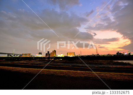 荒川土手から見る舎人ライナー 扇大橋の光跡 夕景 荒川土手から見る舎人ライナー 扇大橋の光跡 夕景 133352675