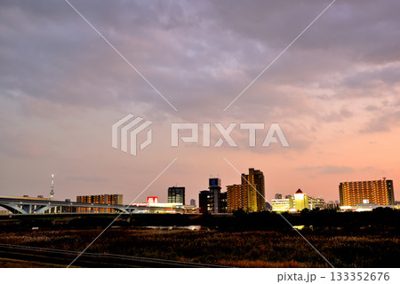 荒川土手から見る舎人ライナー 扇大橋の光跡　夕景 133352676