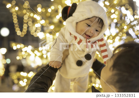 クリスマスのイルミネーションと親子 133352831