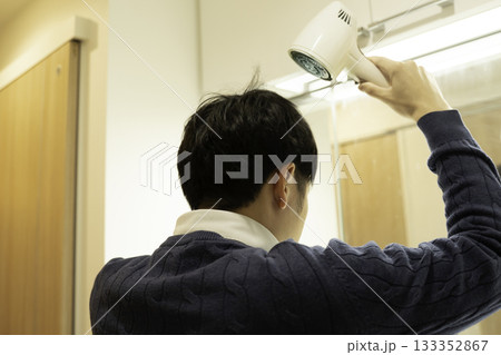 朝シャン後にドライヤーで髪を乾かす男性 133352867